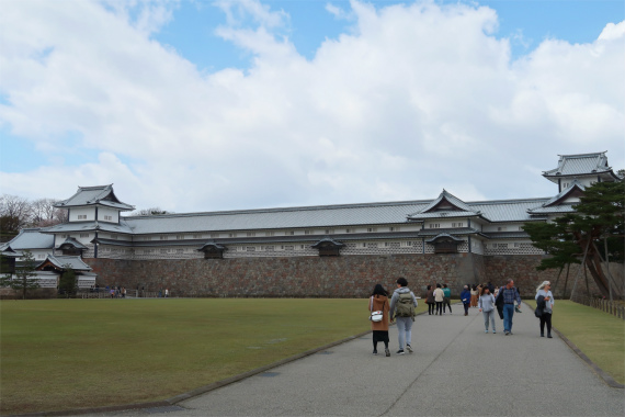 f:id:aohige0718:20190417225253j:plain 五十間長屋の石垣も巨大