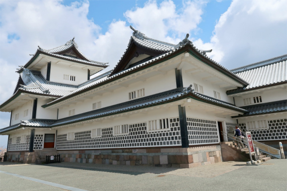 f:id:aohige0718:20190417225644j:plain 五十間長屋を金沢城の天守閣見える