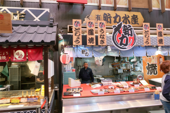 市場らしい賑やかな海鮮のお店