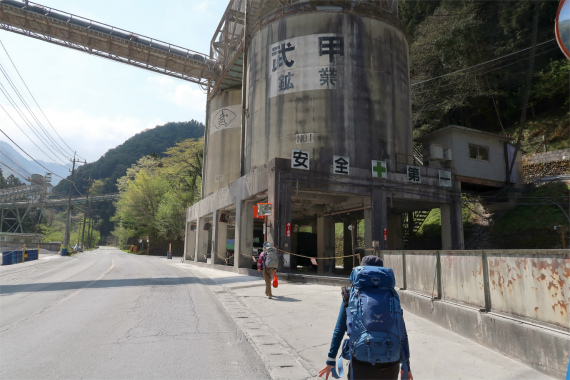 f:id:aohige0718:20190424220511j:plain 武甲山登山口まで長い舗装路