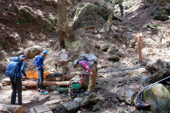 f:id:aohige0718:20190424220810j:plain 武甲山表参道の登山ルート上にある十八丁目の水場