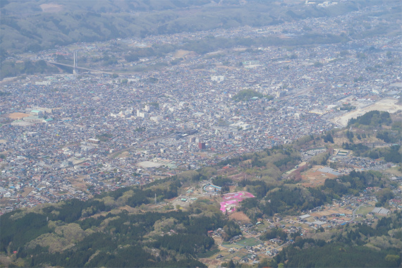 f:id:aohige0718:20190424221042j:plain 武甲山の眼下に羊山公園の芝桜