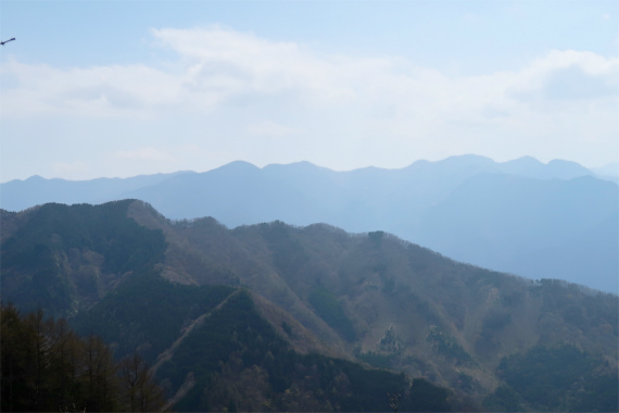 f:id:aohige0718:20190424221155j:plain 武甲山の山頂から浦山口へ下っていくと奥多摩の景色