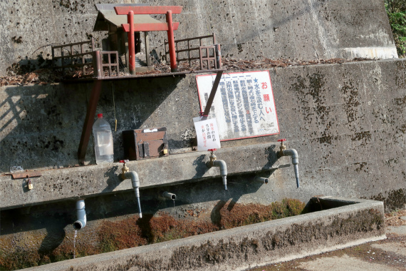 f:id:aohige0718:20190424221410j:plain 浦山口駅」近く水場