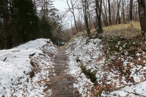 笠取小屋周辺残雪と凍結