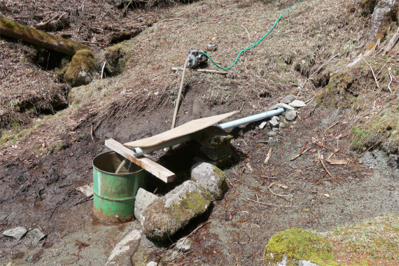 笠取小屋の水場からポンプ