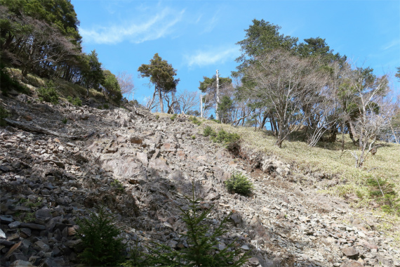 西御殿岩への分岐崩壊地