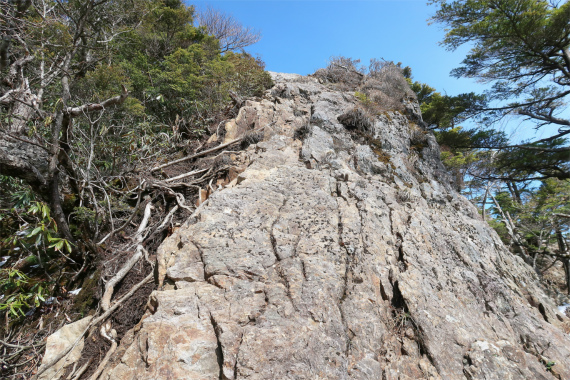 西御殿岩直下の岩登り箇所