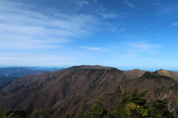 西御殿岩から見る和名倉山