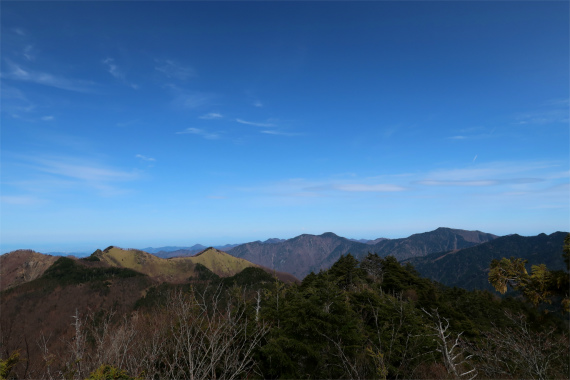 遠くに雲取山