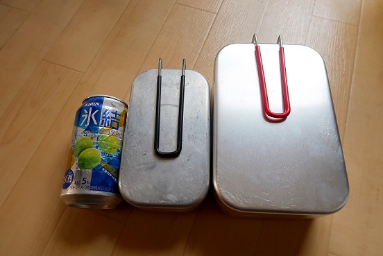 普通のメスティンと、ラージメスティンを並べて大きさを比較