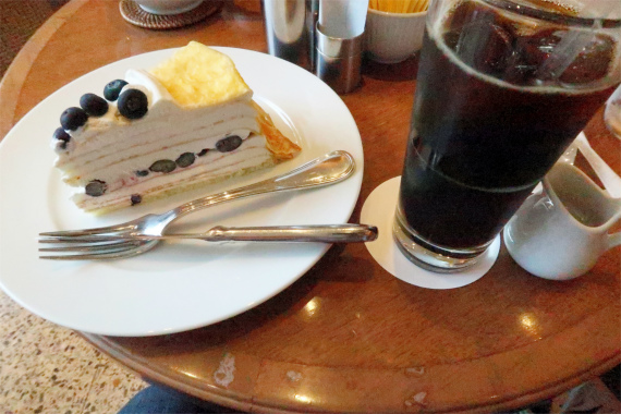 f:id:aohige0718:20190506131342j:plain ブルーベリーのミルクレープ