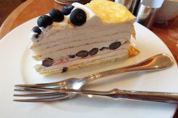 f:id:aohige0718:20190506131346j:plain ブルーベリーがモリモリミルクレープ