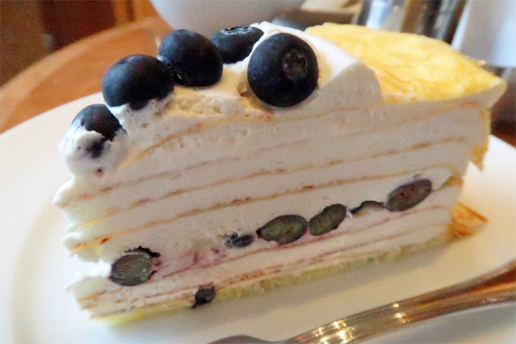 f:id:aohige0718:20190506131357j:plain ハーブスのケーキ大きい