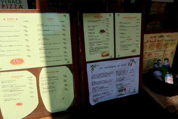 キアッキェローネのお店の外メニュー表