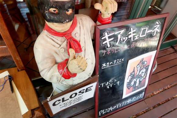 キアッキェローネの名物マスクマン