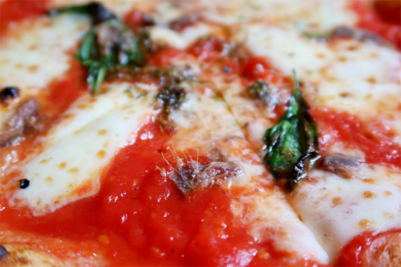 キアッキェローネのアンチョビの入ったピザ