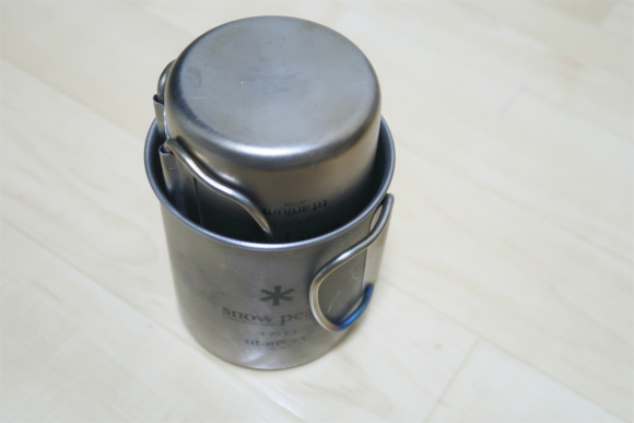 f:id:aohige0718:20190516225016j:plain スノーピークの450MLと300mlのカップをスタッキングしている様子