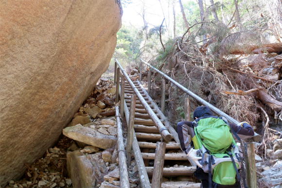 桃太郎岩の右隣から瑞牆山へのルート