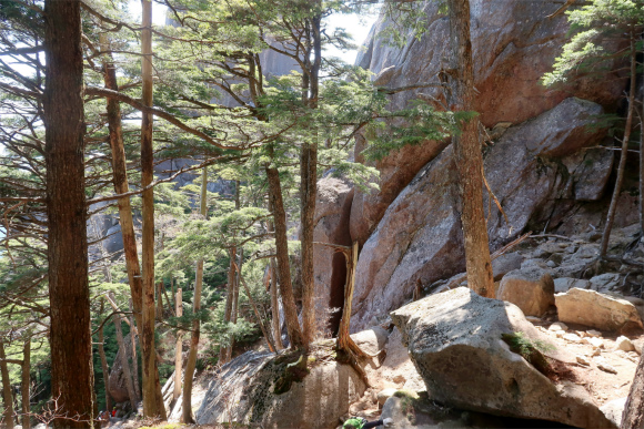 岩々とした登山