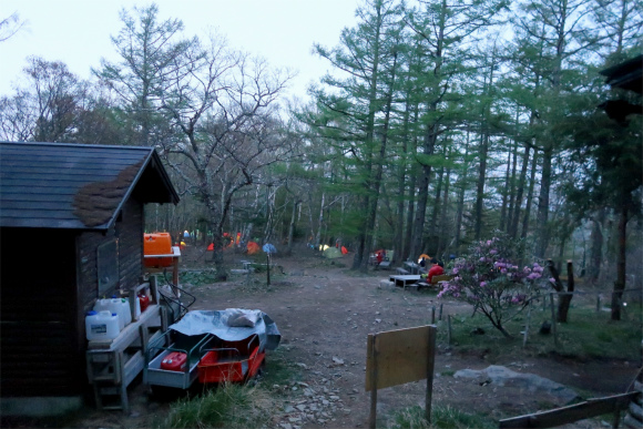 朝の富士見平小屋の様子