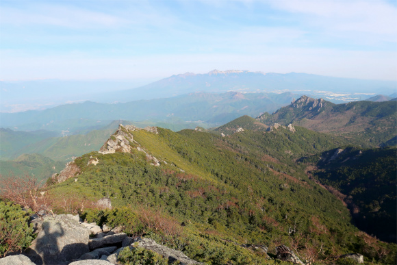 歩いてきた金峰山の稜線