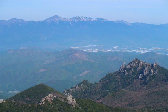 金峰山から見る瑞牆山と奥に広がる八ヶ岳