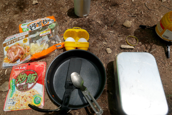 f:id:aohige0718:20190602151327j:plain チャーハンを山飯調理道具