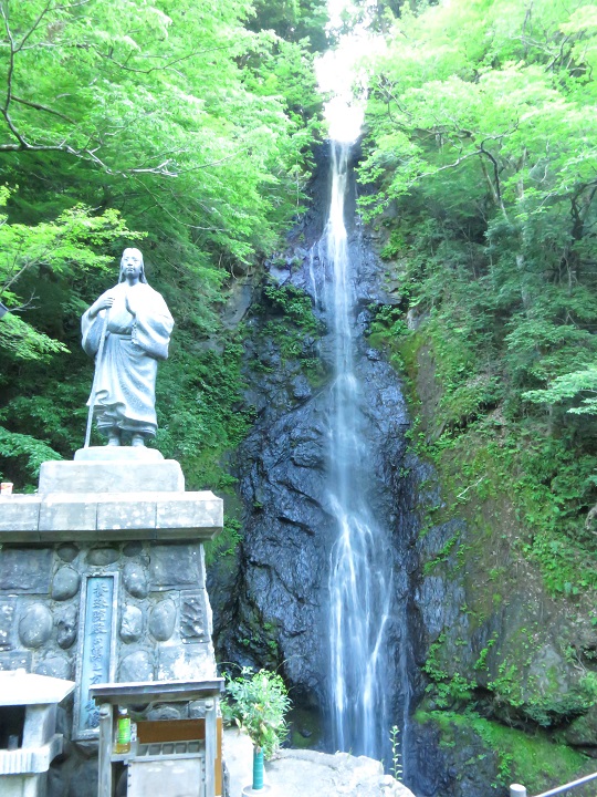 七面山登山口の近く白糸の滝