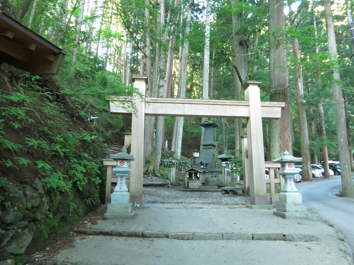 七面山登山口無料駐車場