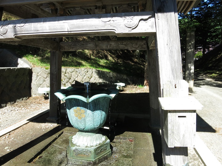 和光門を潜った先に水場(手水)