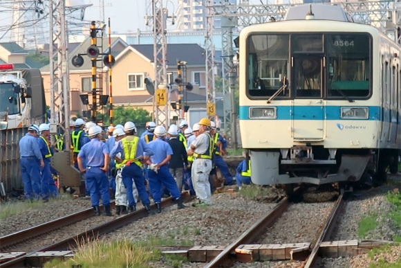 小田急線脱線事故先頭の車両が大きく脱線