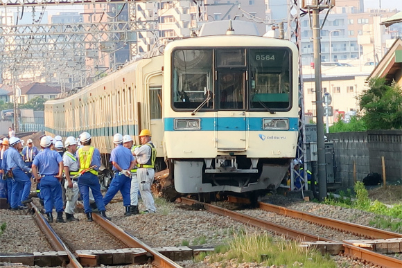 脱線している車両の下に、何かが喰いこんでいる