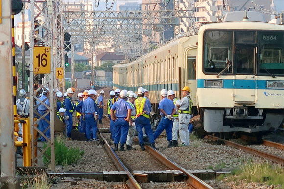 小田急線脱線警察官小田急線の保線作業員