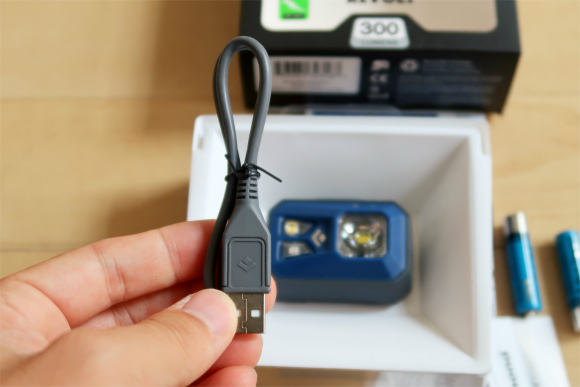ブラックダイヤモンドレボルトは、ＵＳＢ充電すれば乾電池が不要なモデル