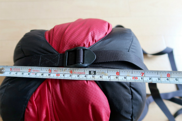 寝袋を圧縮した結果横幅が７ｃｍまで小さく