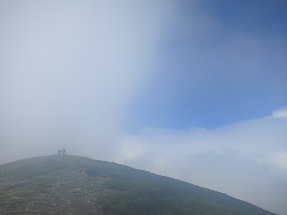 悪天から晴れ間に変わる瞬間下界では見れない絶景