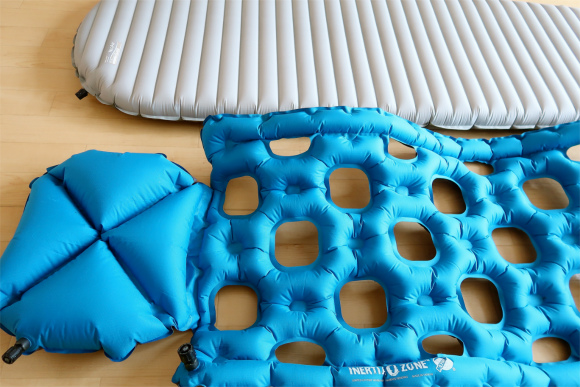 手前の青いスリーピングマットクライミットイナーシャオゾン穴が開いている