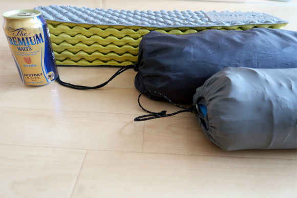 スリーピングマットを水平に撮った写真