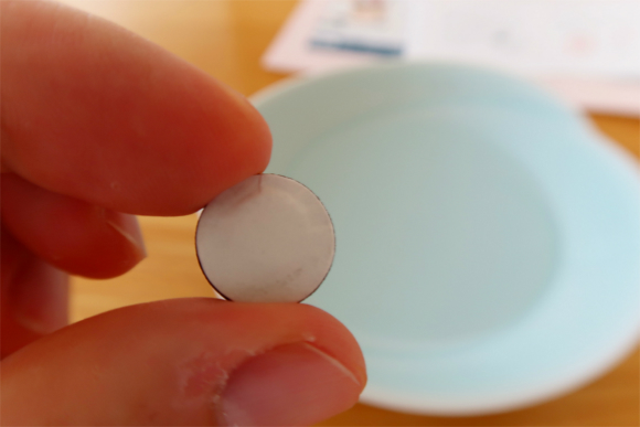 水で１０秒ほどお灸を濡らします