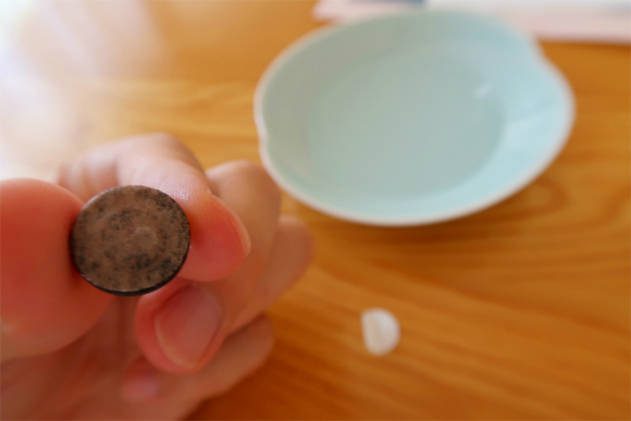 お灸の白い面のシールを外した様子