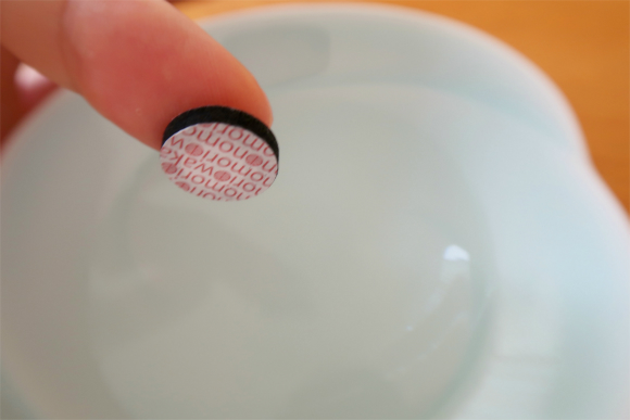 お灸を指に貼り付けて水で濡らす