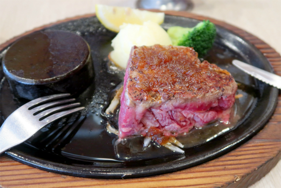 美味しそうなステーキ肉レアーで注文