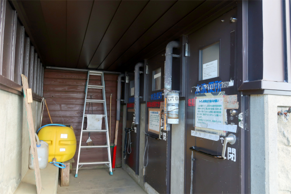 飯豊本山小屋のトイレ