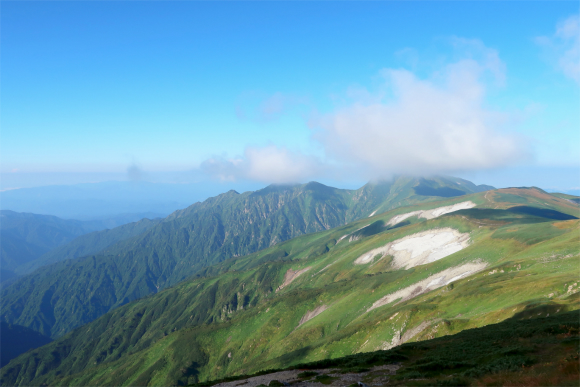 飯豊本山小屋から飯豊山の山頂を目指す