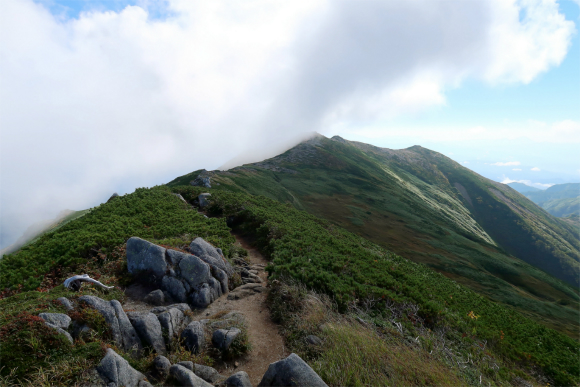 振り返っての飯豊山山頂