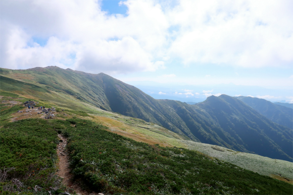稜線の右の方に切合小屋がある