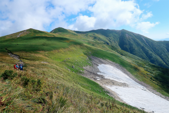 飯豊山９月も半ばで雪が残っている
