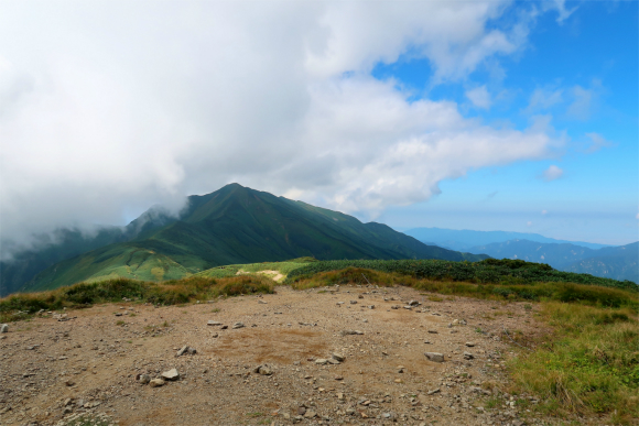 大日岳へ進むと直ぐの所に御西小屋のテント場