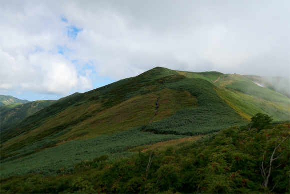 大日岳までも飯豊連峰らしい縦走路の景色